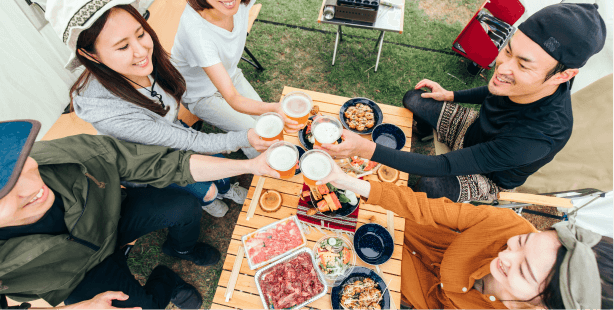 乾杯する人たち