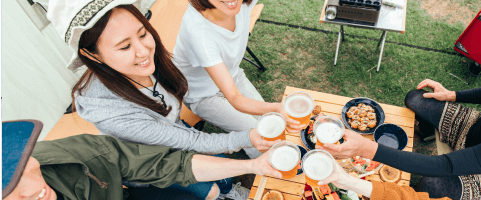 乾杯する人たち