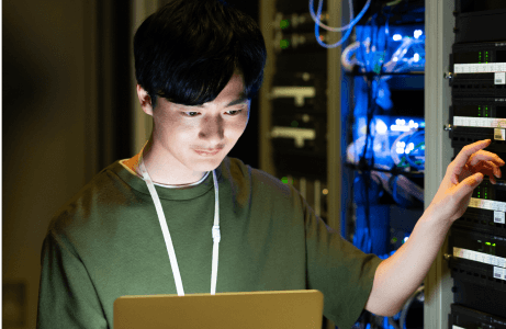 サーバールームにいる男性